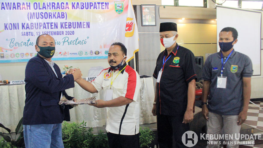 Ketum KONI Kebumen Terpilih HD Sriyanto menerima hasil Musorkab. (Foto: Padmo-KebumenUpdate)