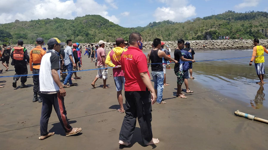 Warga mendekati Pantai Logending sesaat terjadi kecelakaan laut. (Foto: Istimewa)