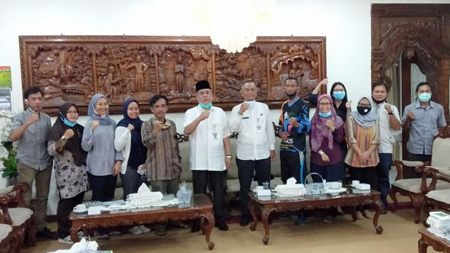 Tim peneliti AKATIGA dan Formasi foto bersama Bupati Kebumen Yazid Mahfudz. (Foto: Istimewa)