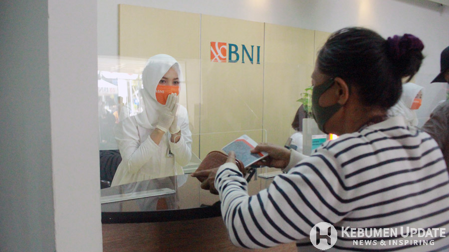 Masker tak mengurangi kualitas pelayanan. (Foto: Padmo-KebumenUpdate) 