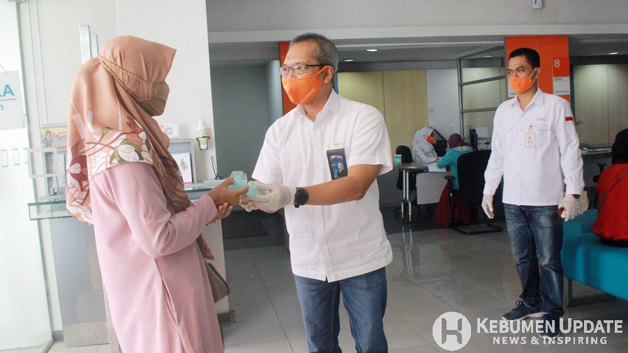 Pemimpin BNI Kebumen Himawan Herrachmadi memberikan souvenir hand sanitizer kepada nasabah. (Foto: Padmo-KebumenUpdate)