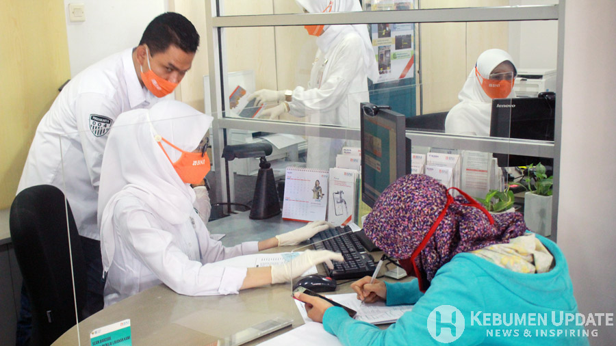 Pelayanan menerapkan protokol kesehatan. (Foto: Padmo-KebumenUpdate)