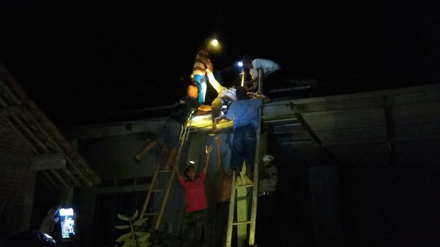 Evakuasi korban tersengat  listrik di Bonorowo. (Foto: Istimewa)