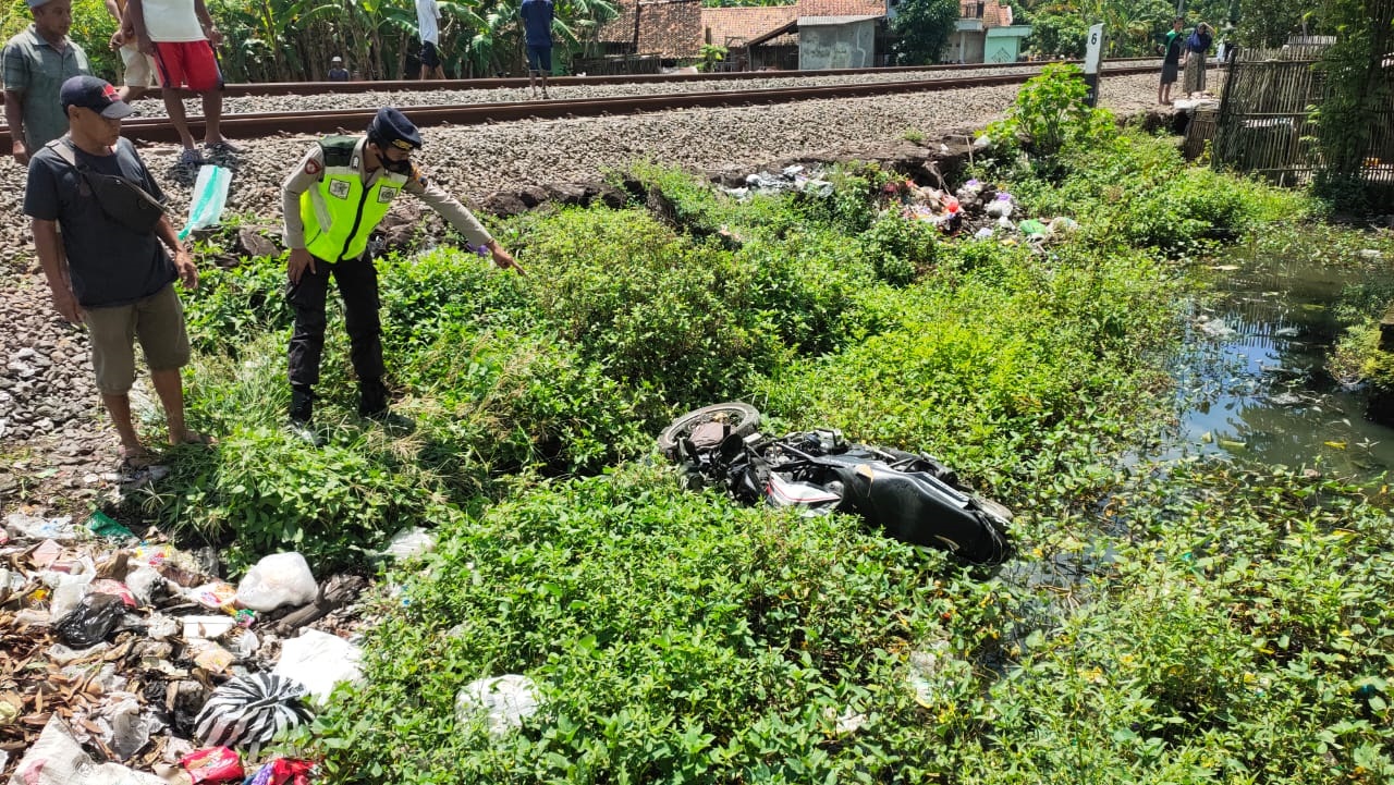 Tertabrak KA, Kereta Api, Kereta Bandara,