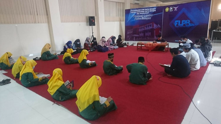 Selama Ramadan, Universitas Putra Bangsa Gelar Santunan
