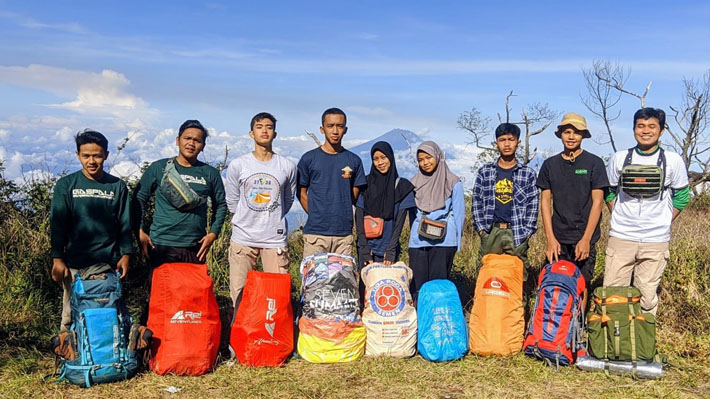 Mendaki Itu Candu, Catatan Pendakian Merbabu Via Jalur Wekas