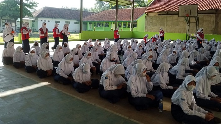Tingkatkan Imun Pelajar, PMR Madya SMPN 1 Ambal Bagikan Suplemen