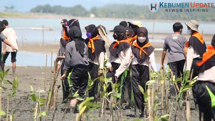 Gaspala SMA N 2 Kebumen Tanam 1000 Bibit Bakau