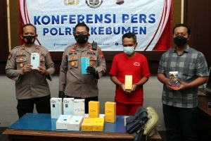 Mencuri 18 Handphone