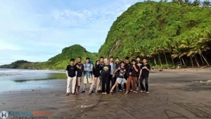 Pantai Pecaron yang Menyuguhkan Hamparan Pasir Hitam dan Tebing Tinggi