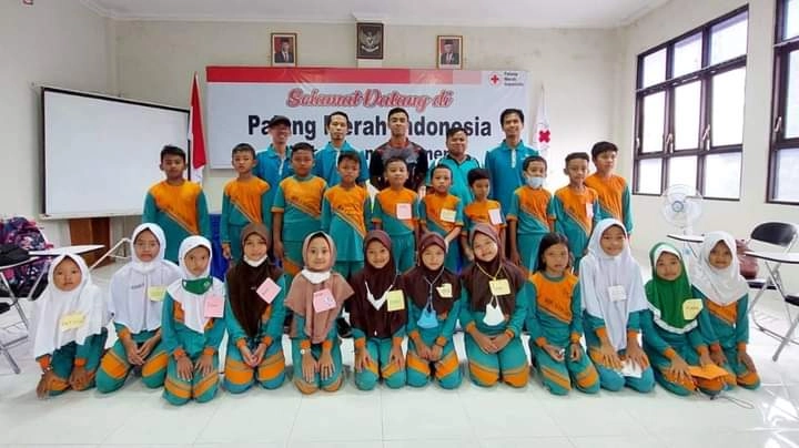 PMR Madrasah Ibtidaiyah Negeri 3 Kebumen Anjangsana ke Markas PMI Kebumen