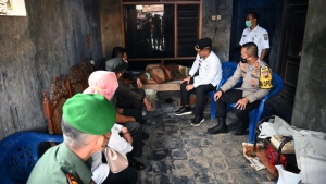 Rumah Beratap Terpal