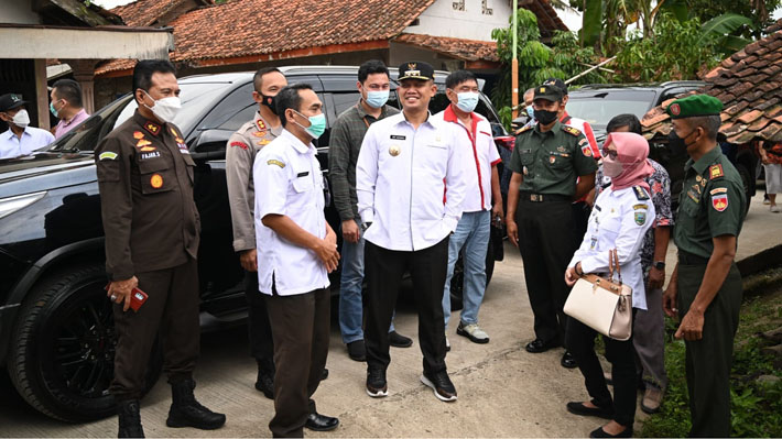  Rumah Beratap Terpal