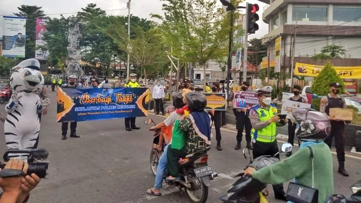 Bukan Unjuk Rasa, Polres Kebumen Bersama Mahasiswa Membagikan Takjil
