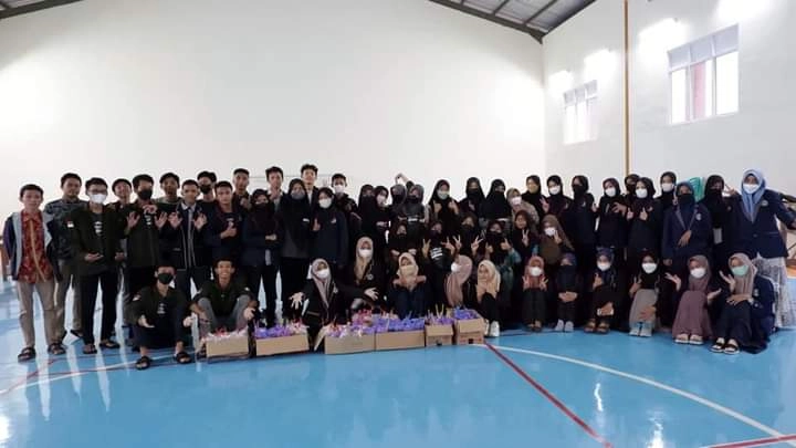 Gabungan Ekstrakurikuler Smanda Bagikan Takjil di Sekitar Kota Kebumen