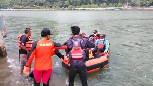 Pemancing Terseret Ombak