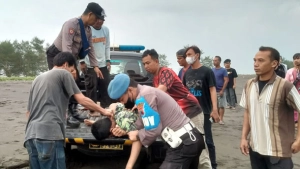 Pelajar Tergulung Ombak