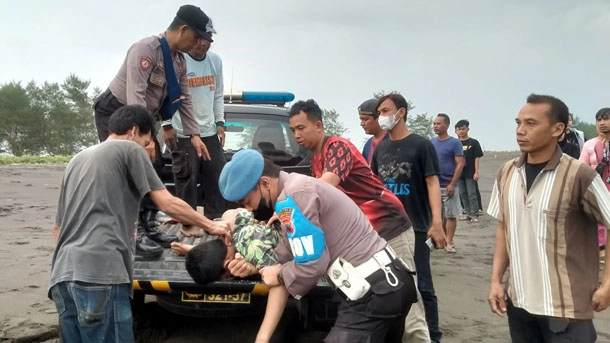 Pelajar Tergulung Ombak