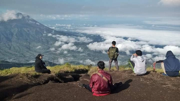 Merbabu Jalur Suwanting: View-nya Amazing, Jalurnya Bikin Sinting
