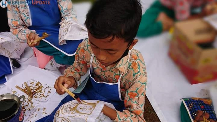 Hari Ketiga KIE: Parade Mbatik Jagad & Lomba Ebleg Tingkat SMP