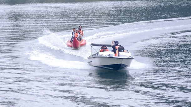 Pacu Adrenaline dengan Naik Banana Boat di Jembangan Wisata Alam