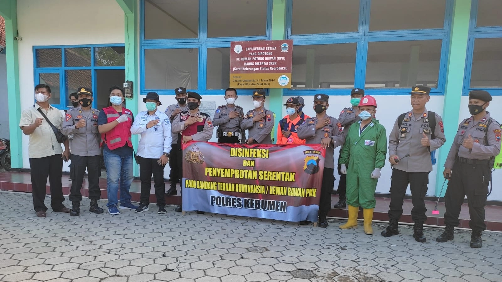 Relawan PMI Kebumen Beserta Tim Gabungan Lakukan Penyemprotan Disinfektan