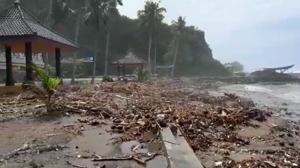 Gelombang Tinggi di Pantai Selatan Kebumen