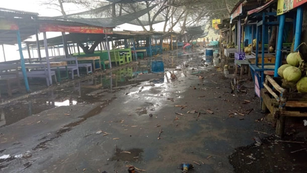 Gelombang Tinggi di Pantai Selatan Kebumen