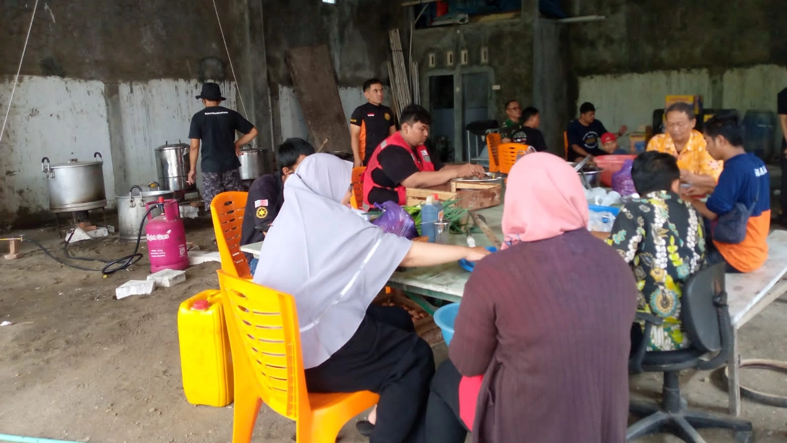 Bantu Penanganan Banjir, PMI Kebumen Kirim Tim Evakuasi dan Dirikan Dapur Umum