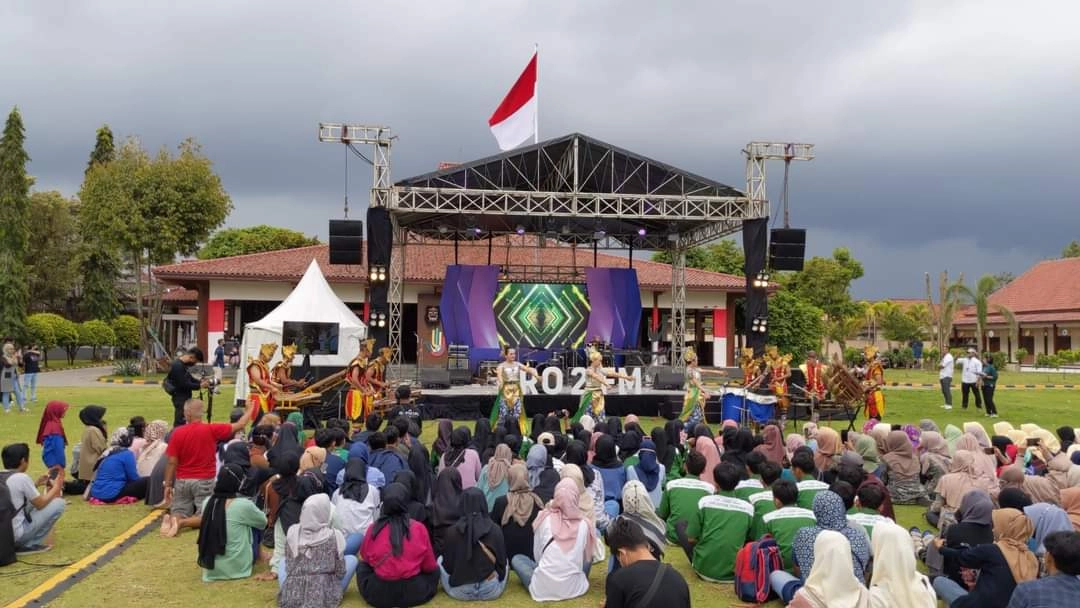 Warga Kebumen Rela Kehujanan saat Anji Manji Tampil dalam Acara Music Live Chat Kebumen