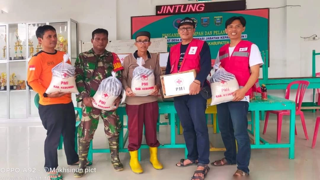 Ketua PMI Kebumen Pimpin Langsung Pendistribusian Bantuan Kepada Warga Terdampak Bencana