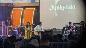 Band Indie Amigdala Ramaikan Perayaan HUT ke-38 SMA N 1 Kutowinangun