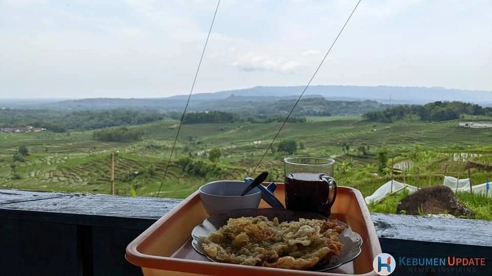 Nikmati Suasana Pedesaan dengan Hamparan Sawah Terasering di Saung Maron Banyu