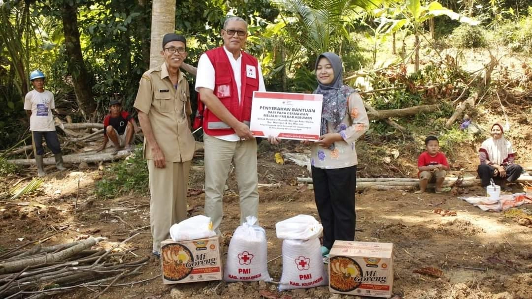 Relokasi Rumah Warga Desa Jintung, PMI Kebumen Berikan Bantuan Senilai 20 Juta