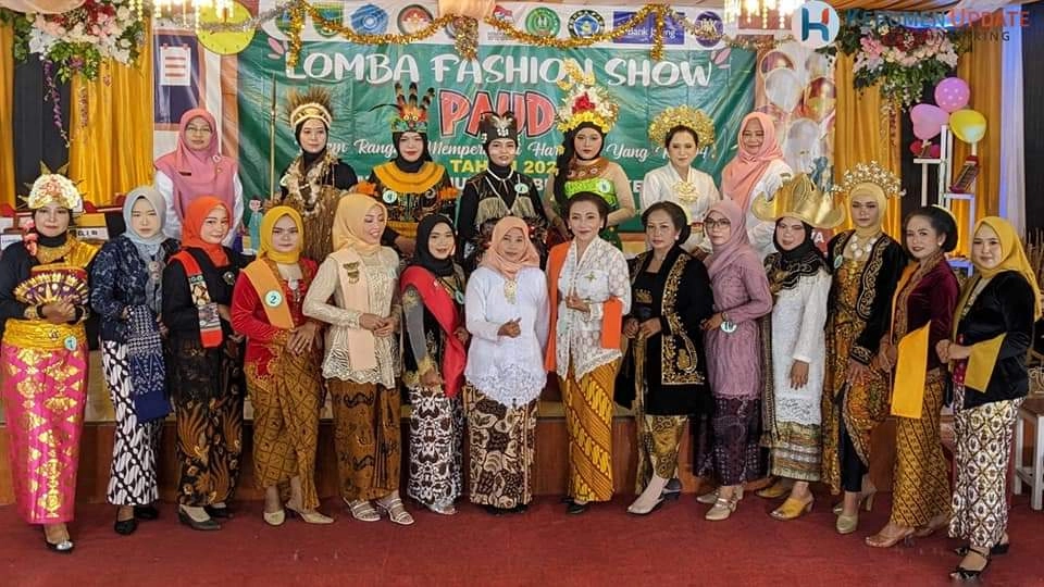 Peringati Hari Ibu ke-94, Kecamatan Adimulyo Gelar Fashion Show dengan Baju Adat Nusantara