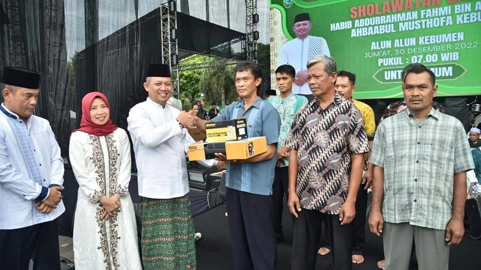 Melalui Dana Pokir Anggota Dewan, Bantuan Sarpras Senilai Ratusan Juta Diserahkan Bupati Kebumen untuk Pelaku UMKM