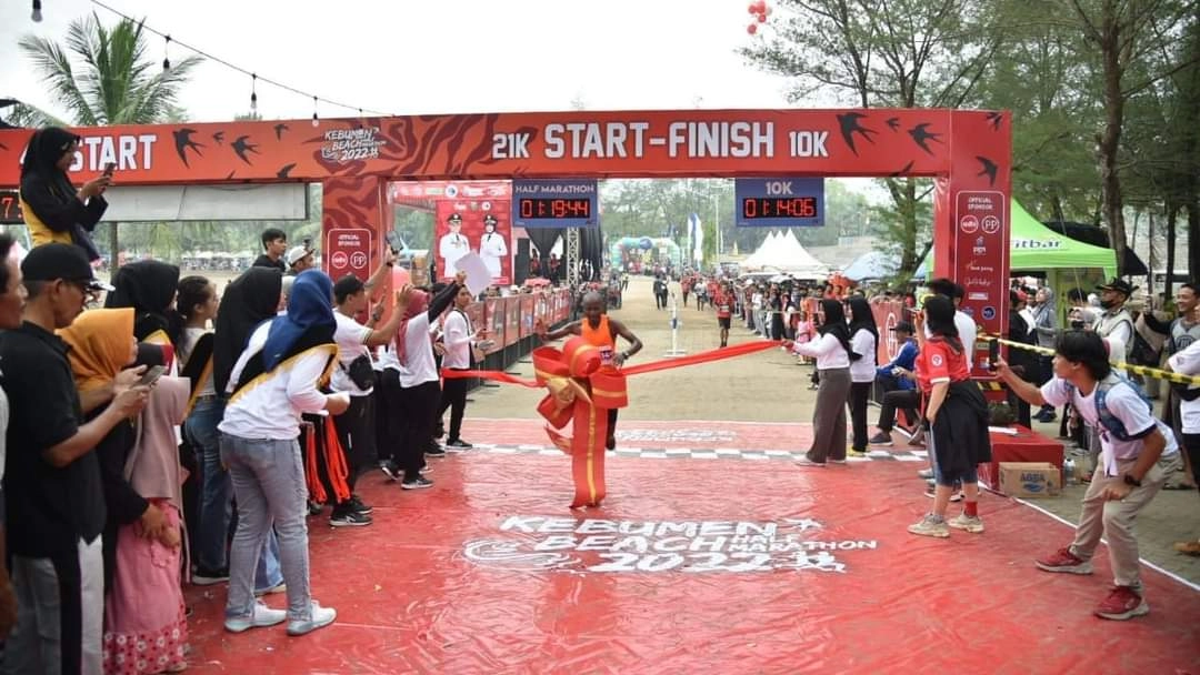 Pelari Kenya, Samson Karega Kamau Raih Juara 1 dalam Event Kebumen Beach Half Marathon Kategori 21K