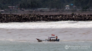 Perahu Terbalik di Pantai Logending