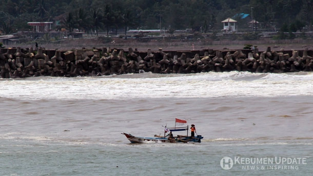 Perahu Terbalik di Pantai Logending