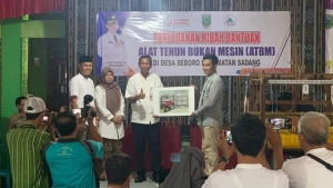 Perajin Tenun Desa Seboro Terima Hibah ATBM