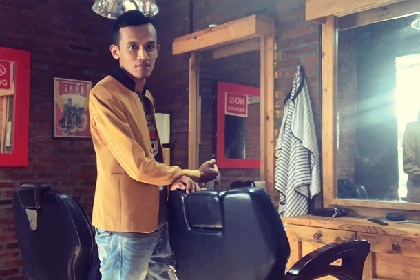 Gatra Go, Tukang Cukur Asal Kebumen yang Keliling Indonesia