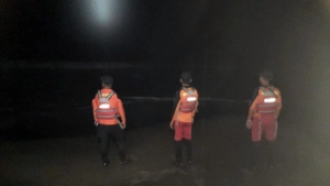 Remaja Terseret Ombak