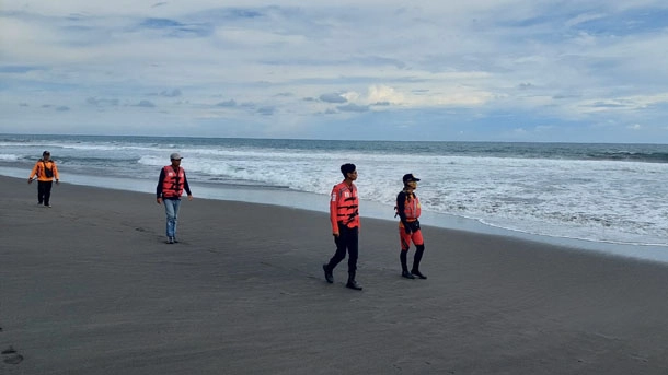 Remaja Terseret Ombak