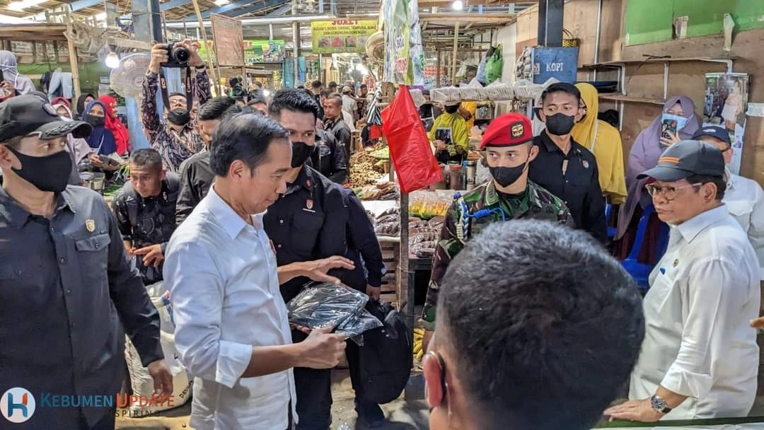 Teriakan Anak di Pasar Petanahan yang Inginkan Kaos Jokowi