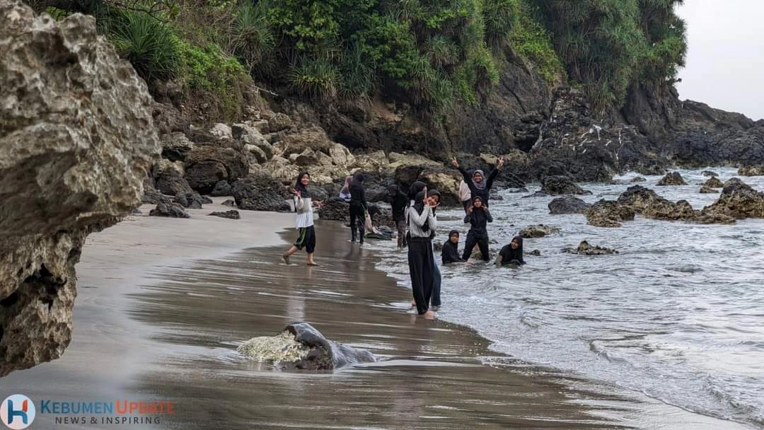 Pantai Gebyuran, Spot Tersembunyi di Kawasan Wisata Pantai Lampon