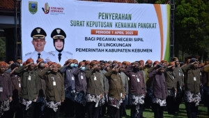 Serahkan SK Kenaikan Pangkat, Bupati: Baju Adat Kebumen Diatur Penggunaannya