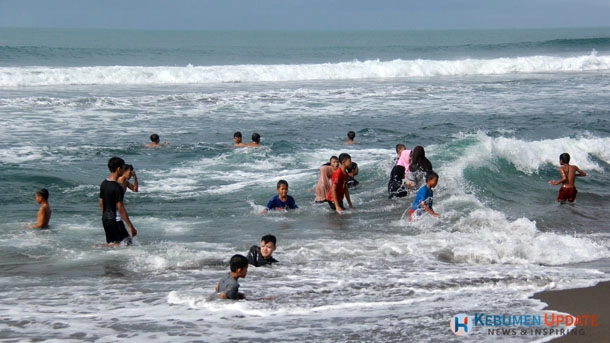 Wisatawan Tenggelam di Pantai Setrojenar