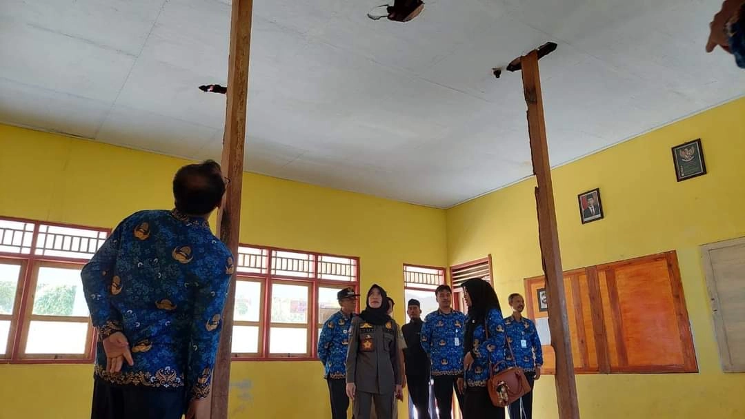 Lewat Lapor Cepat Bupati, SDN 1 Kemangguan yang Atapnya Rusak Ditinjau Wabup Ristawati