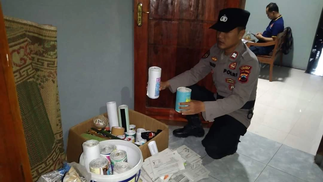 Polisi Amankan 1 Kg Obat Mercon dan 30 Selongsong Petasan Dari Rumah Pemuda Desa Sadangkulon