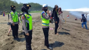 Bahaya Mandi di Laut, Ini yang Dilakukan Polwan Kebumen